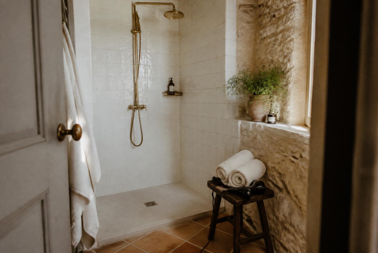 Bouquet de tournesols sur la commode de la chambre Tournesol