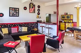 Salon vintage de La Bonne Planque, banquettes et vinyles