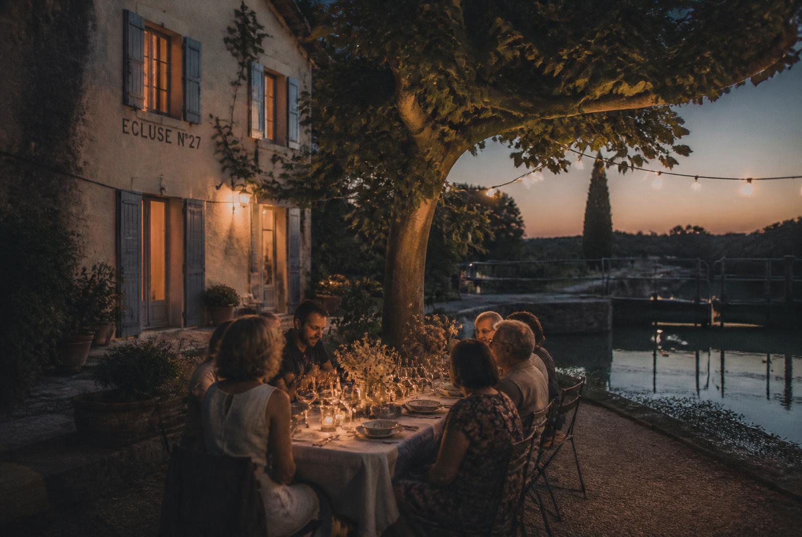 Écluse du Canal du Midi au crépuscule, devant une maison d'éclusier